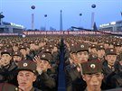 Severokorejtí vojáci v Pchjongjangu sledují zprávy o testu mezikontinentální...