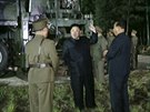 Severokorejský vdce Kim ong-un na míst raketového testu (28. ervence 2017)