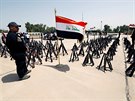 Irácká armáda pedvádí zbran Islámského státu nalezené v Mosulu (9. srpna 2017)