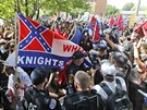 Píznivci krajní pravice v Charlottesville ve Virginii (12. srpna 2017)