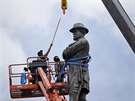 Odstranní sochy generála Roberta Leeho v New Orleans (19. kvtna 2017)