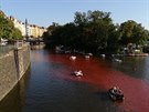 Vltava v Praze se v pondl veer zbarvila do ruda (14. srpna 2017)