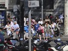 Lidé prchají z námstí v centru Barcelony, kde vjela dodávka do davu (17. srpna...