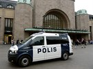 Fintí policisté hlídkují ped hlavním nádraím v Helsinkách poté, co ve mst...