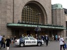 Fintí policisté hlídkují ped hlavním nádraím v Helsinkách poté, co ve mst...