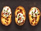 Potato skins mají svj pvod v Americe, kde je zaal jako první dlat etzec...