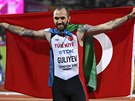 Turek Ramil Gulijev, pvodem z Ázerbájdánu, slaví s obma vlajkami titul...