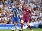 Kevin De Bruyne z Manchester City (vpravo) se snaí obrat o mí brightonského...