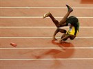 Padající Usain Bolt při závodu mužské štafety.