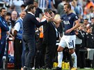 Tottenhamský Harry Kane slaví vítzství nad Newcastlem s trenérem Mauriciem...