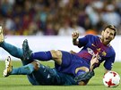 Lionel Messi z Barcelony padá po souboji v utkání panlského superpoháru proti...