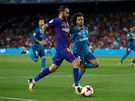 Aleix Vidal z Barcelony je bránn madridským Marcelem v utkání panlského...