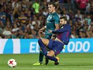 Gerard Pique z Barcelony se snaí zastavit Garetha Balea z Realu Madrid ve...