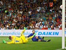 Gerard Pique z Barcelony skóruje do vlastní sít v utkání panlského...