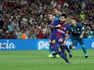 Lionel Messi z Barcelony promuje penaltu proti Realu Madrid v utkání...