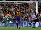 Lionel Messi z Barcelony promuje penaltu proti Realu Madrid v utkání...