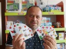 Jednatel firmy EFKO-karton Miroslav Kotk dr v prav ruce karty s filmovou...