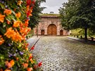 Písecká brána na praských Hradanech je jedinou zachovanou barokní hradební...