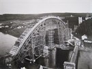 Stavba Podolského mostu ve 40. letech minulého století.