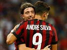 Fotbalisté AC Milán Riccardo Montolivo a André Silva se radují z gólu v utkání...