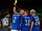 Fotbalisté Evertonu u rozhodího protestují proti luté kart bhem zápasu...