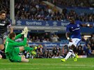 Fotbalista Evertonu Idrissa Gueye stílí gól v zápase play-off Evropské ligy do...