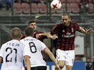 Kapitán AC Milán Leonardo Bonucci hlavikuje v utkání play-off Evropské ligy...