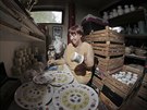 Bohuslava Mojov z Boic pipravuje keramiku na leton Chodsk slavnosti v...