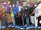 Příbuzní zemřelých při masivním sesuvu půdy v Sieře Leone čekají, až budou moci...