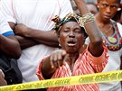 V Sieře Leone po masivním sesuvu půdy zemřelo až tisíc lidí. Žena na snímku při...