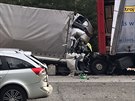 Nehoda dodvky, kter narazila do nvsu kamionu na 93,5. kilometru ve smru na...