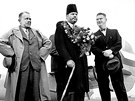 Hugo Vavrečka (vlevo) a J. A. Baťa vítají v roce 1937 na letišti v Otrokovicích...