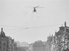 Sovtský vrtulník Mil Mi-4 rozhazuje v srpnu 1968 propagandistické letáky nad...