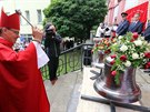 Plzesk biskup Tom Holub ehn dvma novm zvonm pro v kostela svatho...