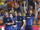 Fotbalisté APOEL Nikósie se radují z gólu proti Slavii v utkání play-off Ligy...