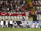 Slávistití fotbalisté pi dkovace fanoukm na stadionu APOEL Nikósie po...