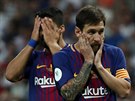 SMUTNÉ VÝRAZY HVZD Lionel Messi (vpravo) a Luis Suárez z Barcelony po ...
