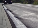 Poniená silnice v obci Stradou, kterou silniái nedávno opravili.