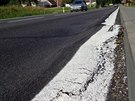 Ponien silnice v obci Stradou, kterou silnii nedvno opravili.