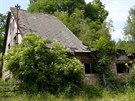 Ruiny domu v zaniklé vesnici Debrné.