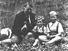 Hugo Vavrečka na snímku z roku 1943 s vnuky Václavem (vpravo) a Ivanem...