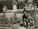 Hugo Vavreka na snmku z roku 1943 s vnuky Vclavem (vpravo) a Ivanem...