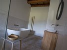 Suite Host v pízemí je trochu italská - kamenná podlaha, trámový strop,...