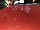 Na nehlídaném parkoviti na Smíchov vandal pokrábal pes tyicet...