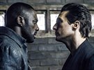 Idris Elba a Matthew McConaughey ve filmu Temná v