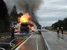 V případě hořícího kamionu se dostali hasiči na místo, když najeli do...