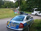 Automobily stoj� v kolon� v Teplic�ch nad Metuj� (14.8.2017).