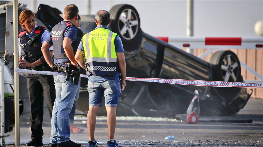 �pan�l�tí policisté zast�elili ve m�st� Cambrils p�tici terorist�, kte�í...
