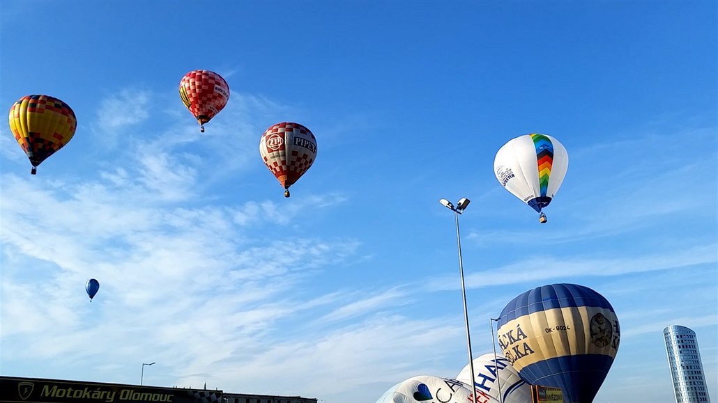 VIDEO: Nebe nad Olomoucí hrálo barvami, zaplnily ho horkovzdušné balony -  iDNES.cz