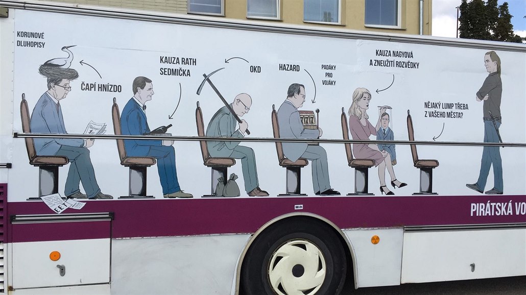 Volební v�ze�ský autobus, se kterým vyjeli v minulých volbách Piráti
